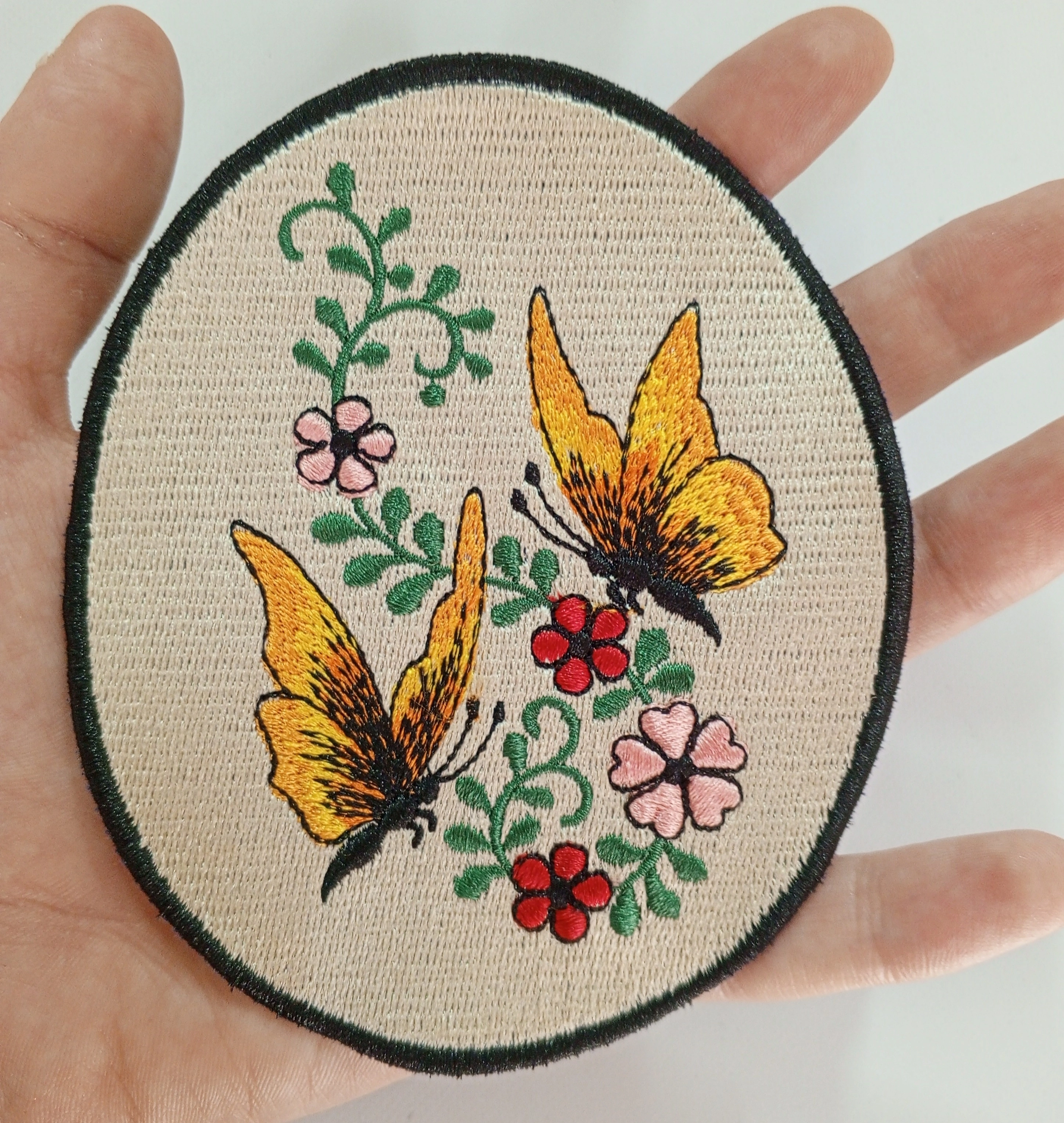 Kelebek ve Çiçek Motifli Oval Nakış 